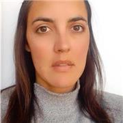 Profesora se inglés dicta clase para niños y jóvenes